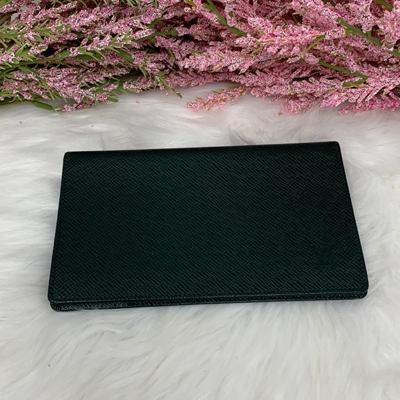 Louis Vuitton Green Taiga Leather Checkbook Wallet Datecode:V10967 - Picture 3 of 13